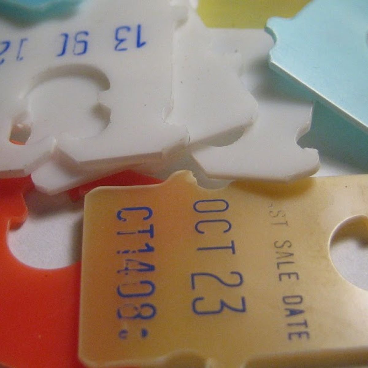 Does the Color of a Bread Tag Indicate When the Loaf Was Baked