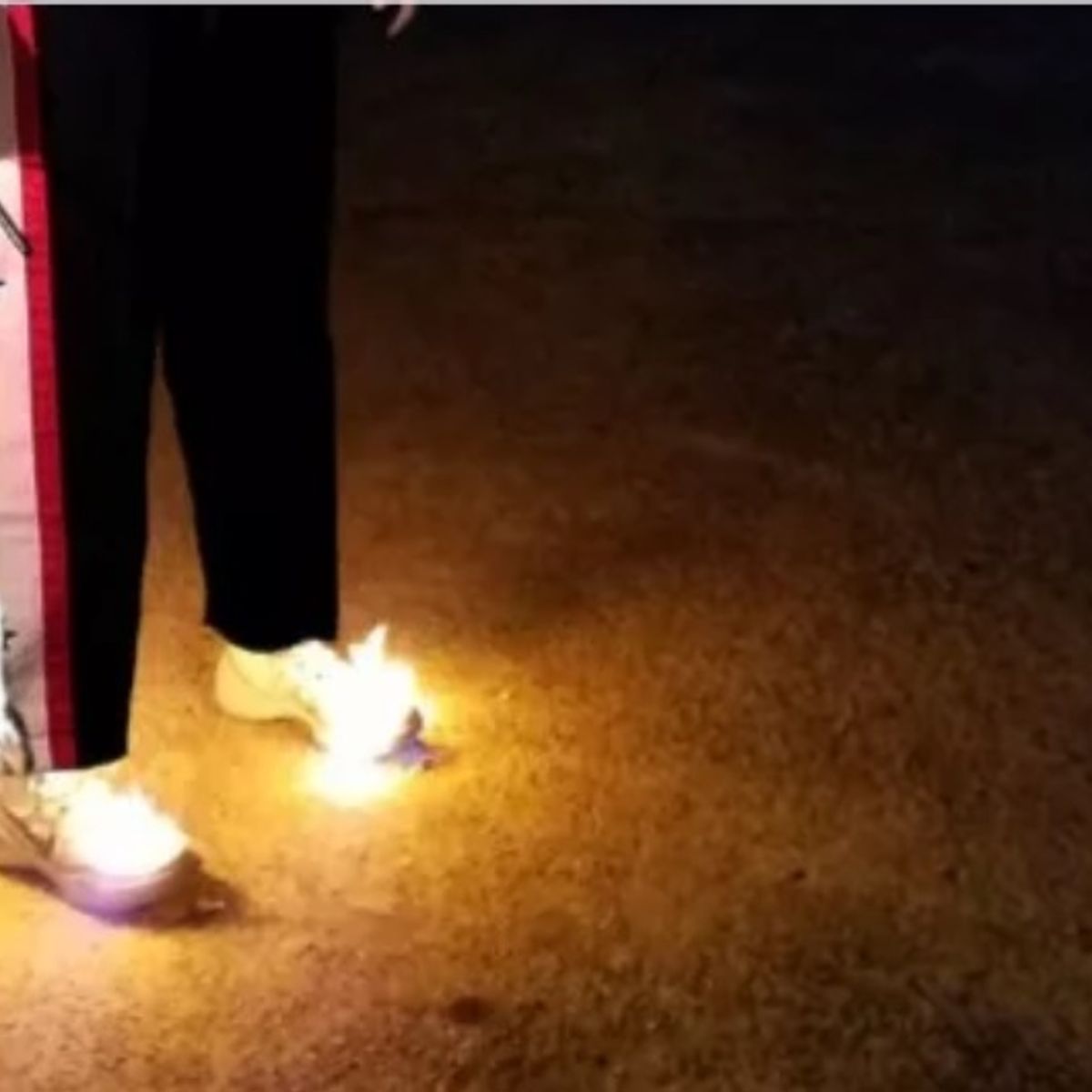 Meetbaar Belonend Doe mijn best Did a Man Injure Himself by Setting the Nike Shoes He Was Wearing on Fire?  | Snopes.com