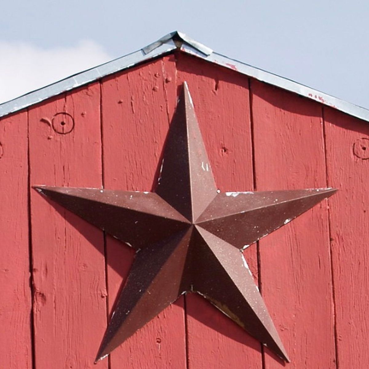 Five-pointed stars decorating the exteriors of houses mean the inhabitants