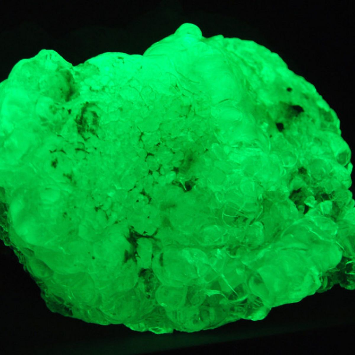 Does Hyalite Opal Glow Green When Exposed to UV Light? | Snopes.com