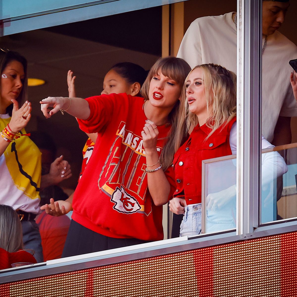 Did Elon Musk Tweet, 'I'd Rather Break My Leg Than See Taylor Swift During an NFL Game'? | Snopes.com