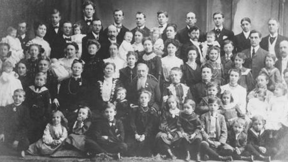 Does This Photograph Show the Offspring of a Woman Who Gave Birth to 69  Children? | Snopes.com