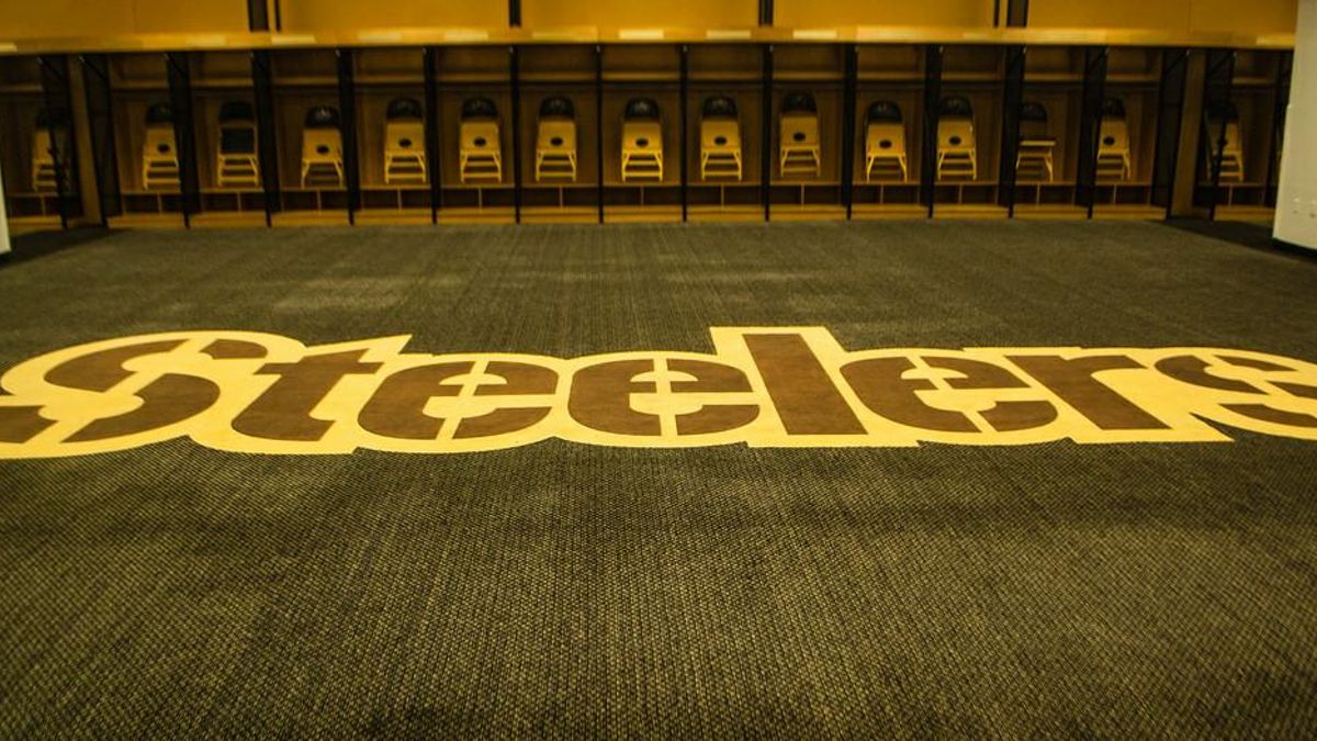 Entire LA Sparks team stays in locker room during national anthem