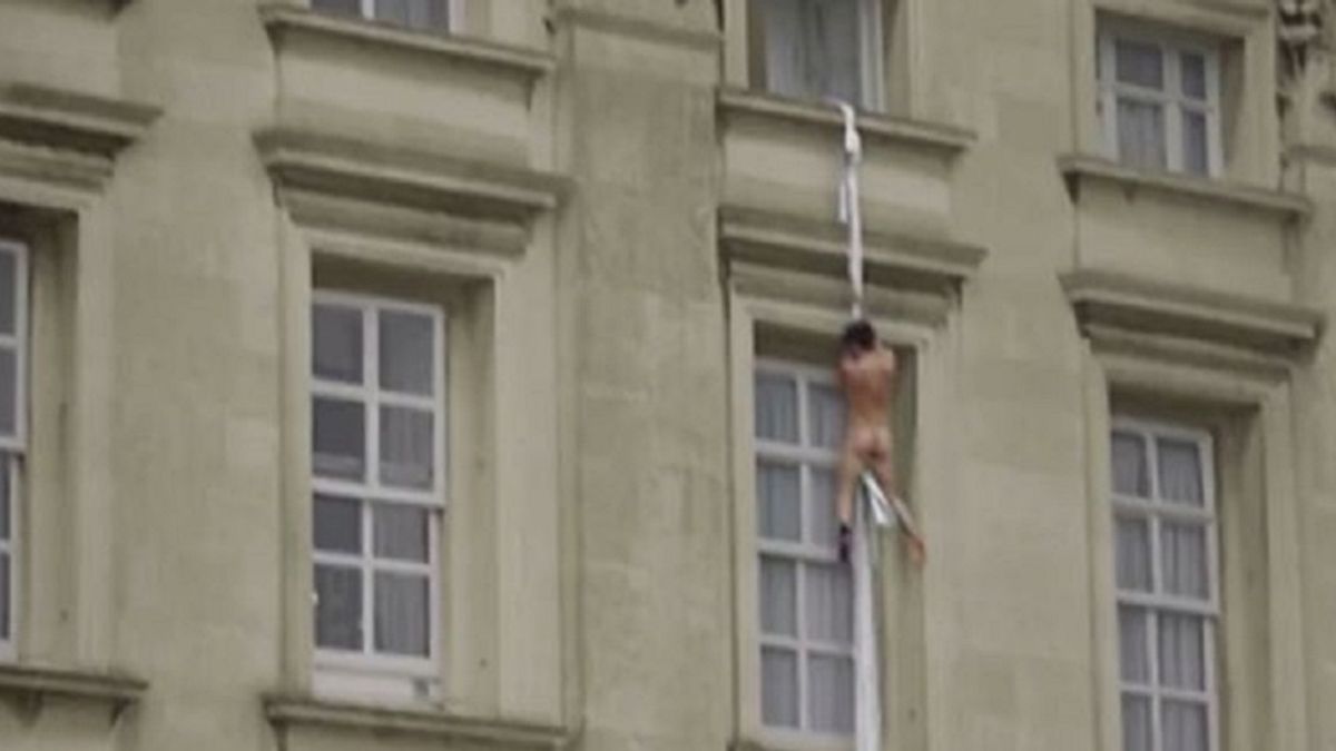 Does This Video Show a Naked Child Escaping Buckingham Palace