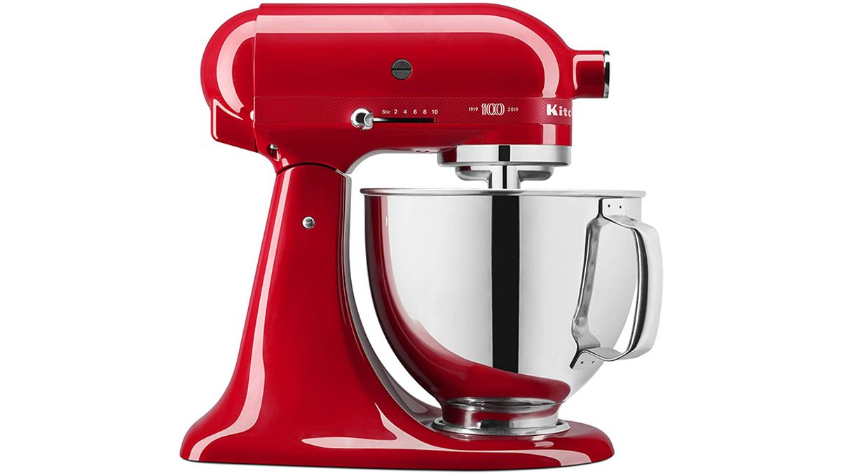 The KitchenAid Deluxe 4.5-quart stand mixer is just $259 for Cyber