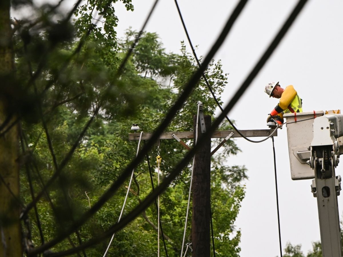 Video: Electrical explosions, sparks light up Kenner sky before power  outages