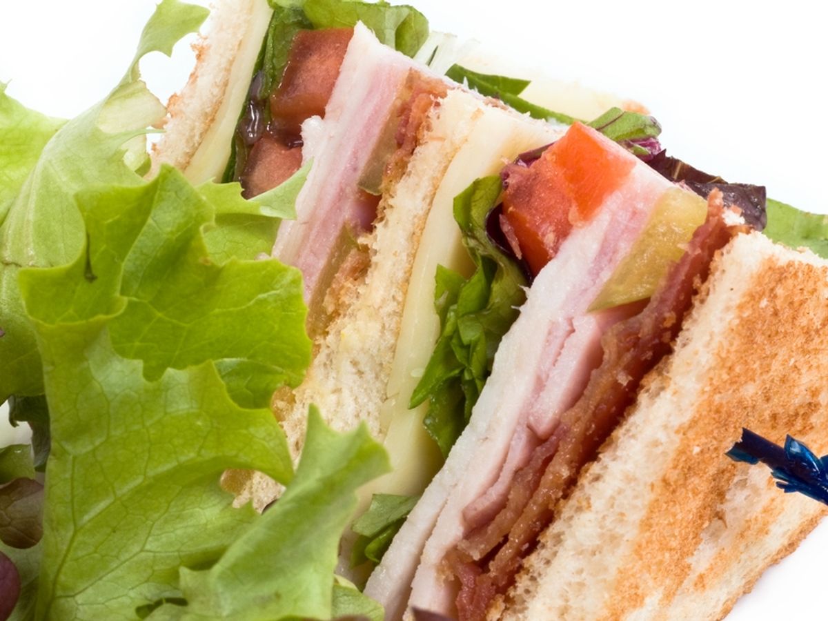Descubrir 102+ imagen club sandwich chicken lettuce under bacon