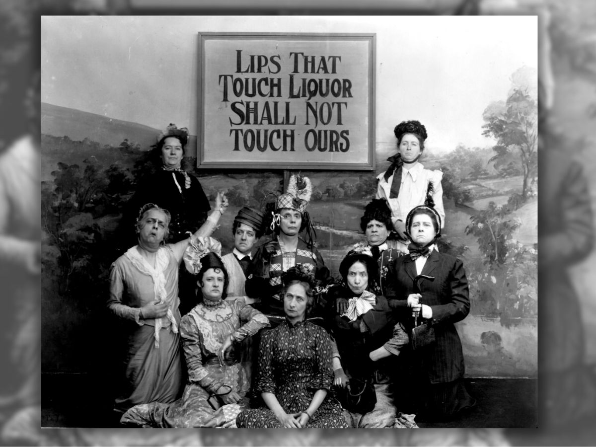超特価激安の商品をすべて Photo of women allegedly supporting Prohibition is not what 小物