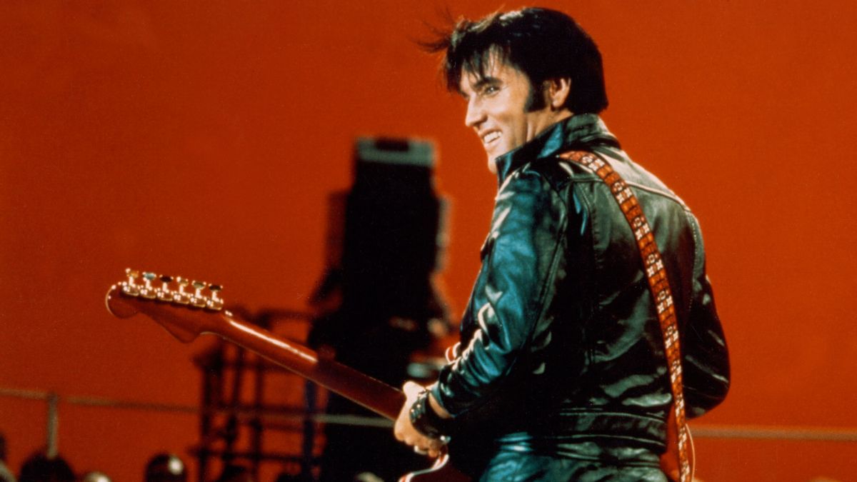 BURBANK, CA - JUNE 27: Rock and roll musician Elvis Presley performing on the Elvis comeback TV special on June 27, 1968. (Photo by Michael Ochs Archives/Getty Images) (Getty Images)