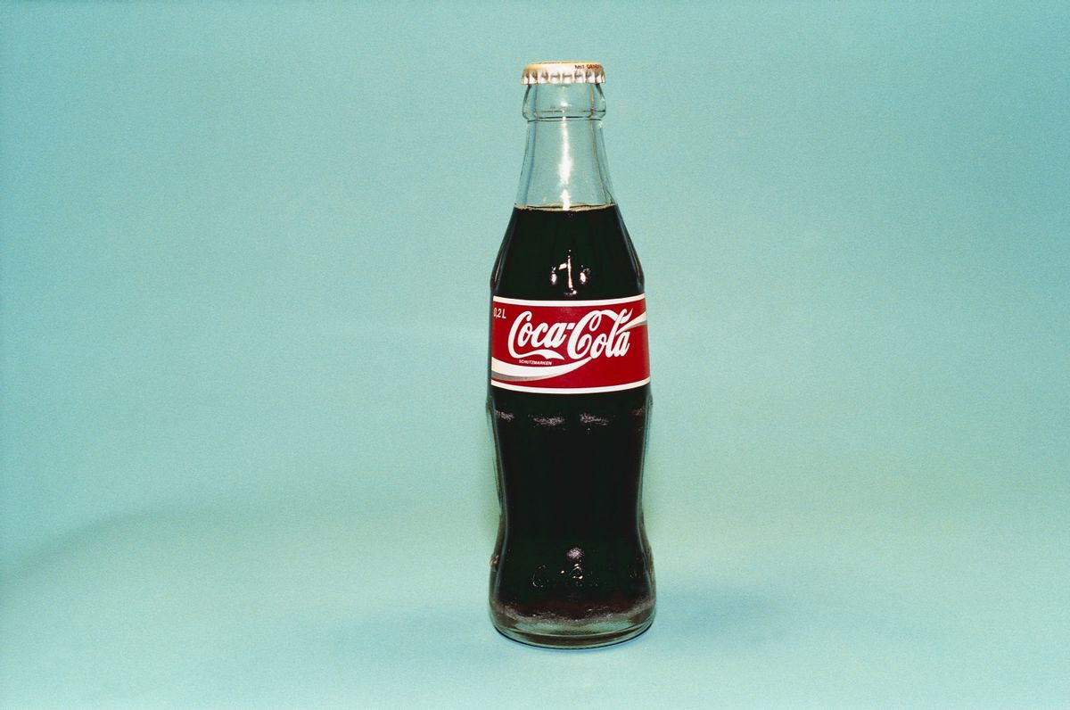 (GERMANY OUT) Eine 0,2 Liter Flasche mit dem koffeinhaltigen Getränk Coca-Cola. Aufgenommen um 1997. (Photo by Ahlf/ullstein bild via Getty Images) (Ahlf/ullstein bild via Getty Images)