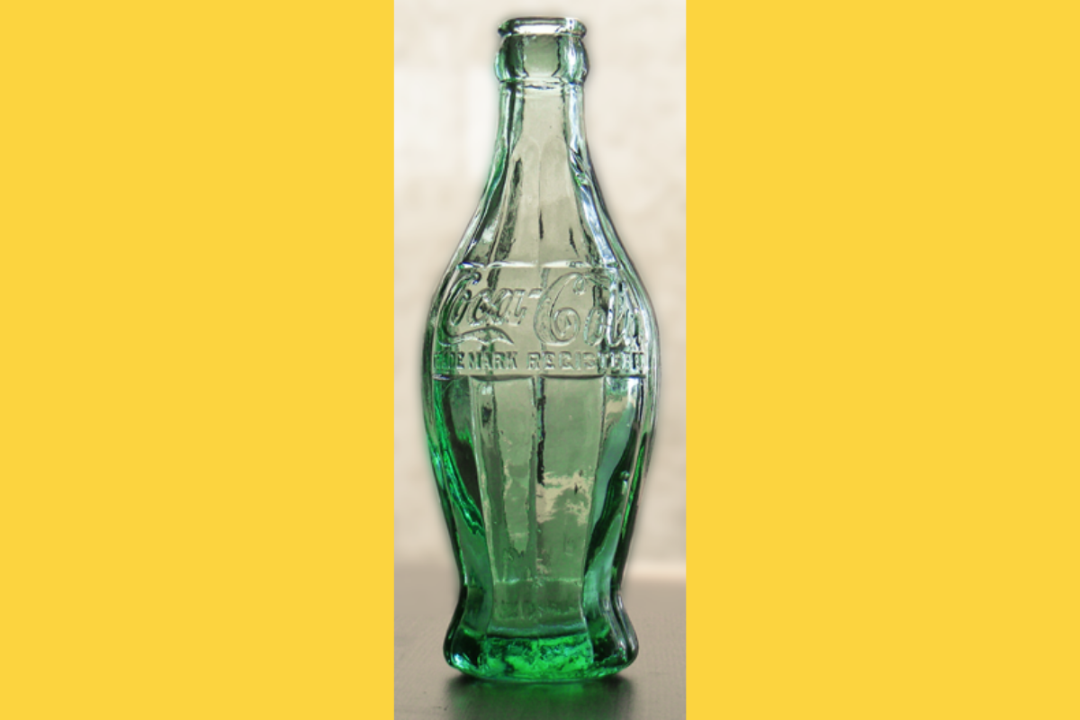 Earl R. Dean's 1915 contour Coca-Cola prototype bottle. (Wikimedia Commons/Gavinmacqueen CC BY-SA 3.0) (Wikimedia Commons/Gavinmacqueen CC BY-SA 3.0)