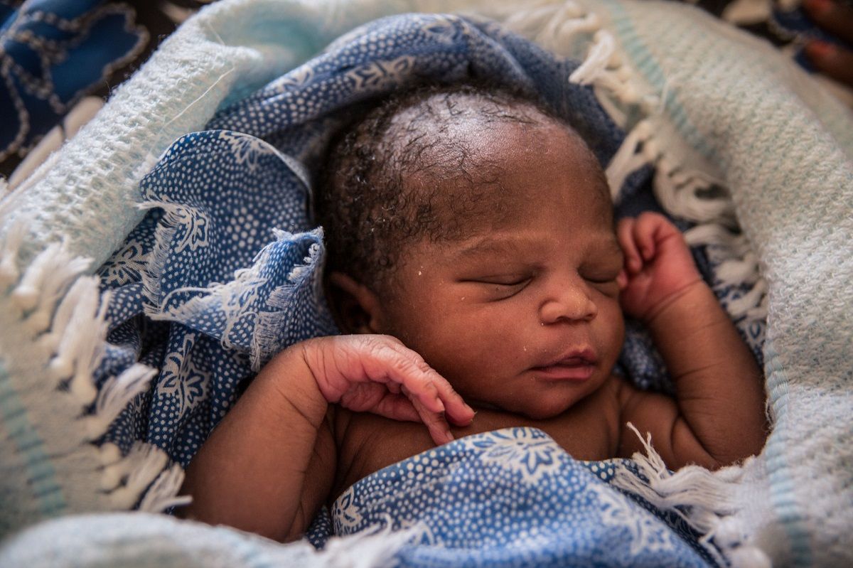 A picture taken on February 20, 2018, shows a newborn at the Juba Teaching Hospital in Juba, the South Sudanese capital's only fully functioning maternity ward which has five beds and only solar-powered electricity.
A recent UNICEF report shows South Sudan is one of the most dangerous places to be born, roughly one newborn out of 26 doesnt survive birth or the days immediately following after and  only 9 percent of births are attended by a skilled helper or midwife. / AFP PHOTO / Stefanie GLINSKI        (Photo credit should read STEFANIE GLINSKI/AFP/Getty Images) (Getty Images)
