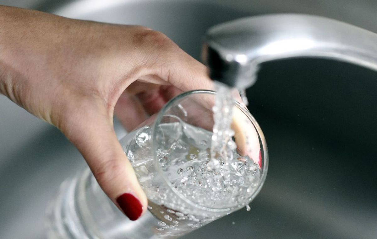 A woman fills up a glass with water on April 27, 2014 water. AFP PHOTO / FRANCK FIFE / AFP PHOTO / FRANCK FIFE        (Photo credit should read FRANCK FIFE/AFP/Getty Images) (Getty Images)