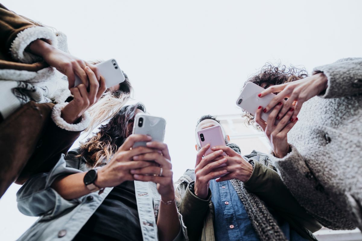 Group of friends in the street with smartphone (Getty Images/Stock photo)