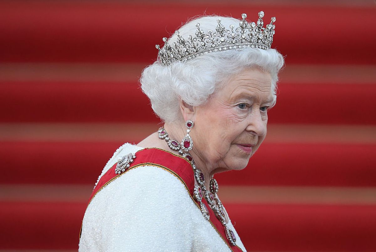 BERLIN, GERMANY - JUNE 24:  Queen Elizabeth II arrives for the state banquet in her honour at Schloss Bellevue palace on the second of the royal couple's four-day visit to Germany on June 24, 2015 in Berlin, Germany. The Queen and Prince Philip are scheduled to visit Berlin, Frankfurt and the concentration camp memorial at Bergen-Belsen during their trip, which is their first to Germany since 2004.  (Photo by Sean Gallup/Getty Images) (Getty Images/Stock photo)