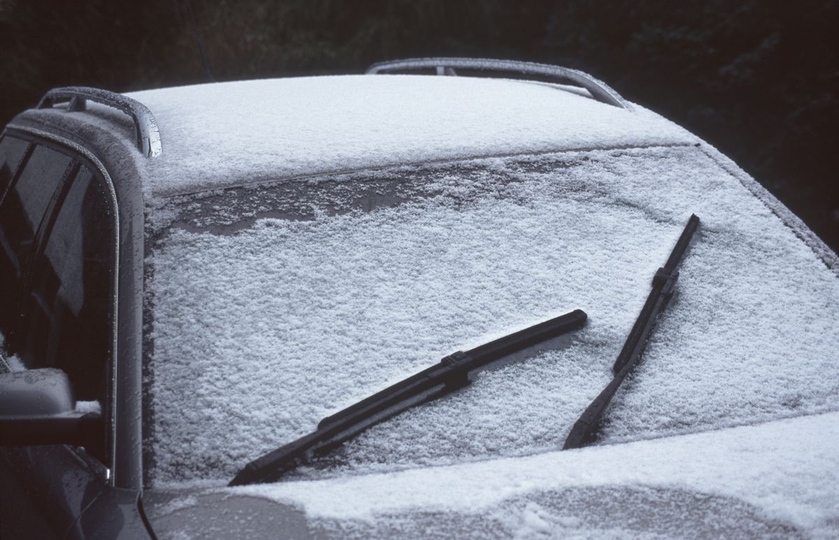 windscreen wipers frozen to a car on a frosty morning (Getty Images/Stock photo)