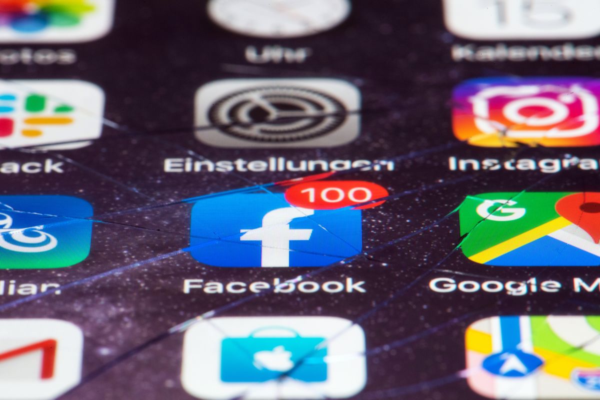 15 September 2019, Berlin: The Facebook logo on the jumped display of a smartphone indicates the number of unread notifications with the number 100. The apps of the settings, Slack, Trilian, Gmail, Apple Store, Maps, Google Maps and Instagram are grouped around it. Photo: Soeren Stache/dpa-Zentralbild/ZB (Photo by Soeren Stache/picture alliance via Getty Images) (Photo by Soeren Stache/picture alliance via Getty Images)