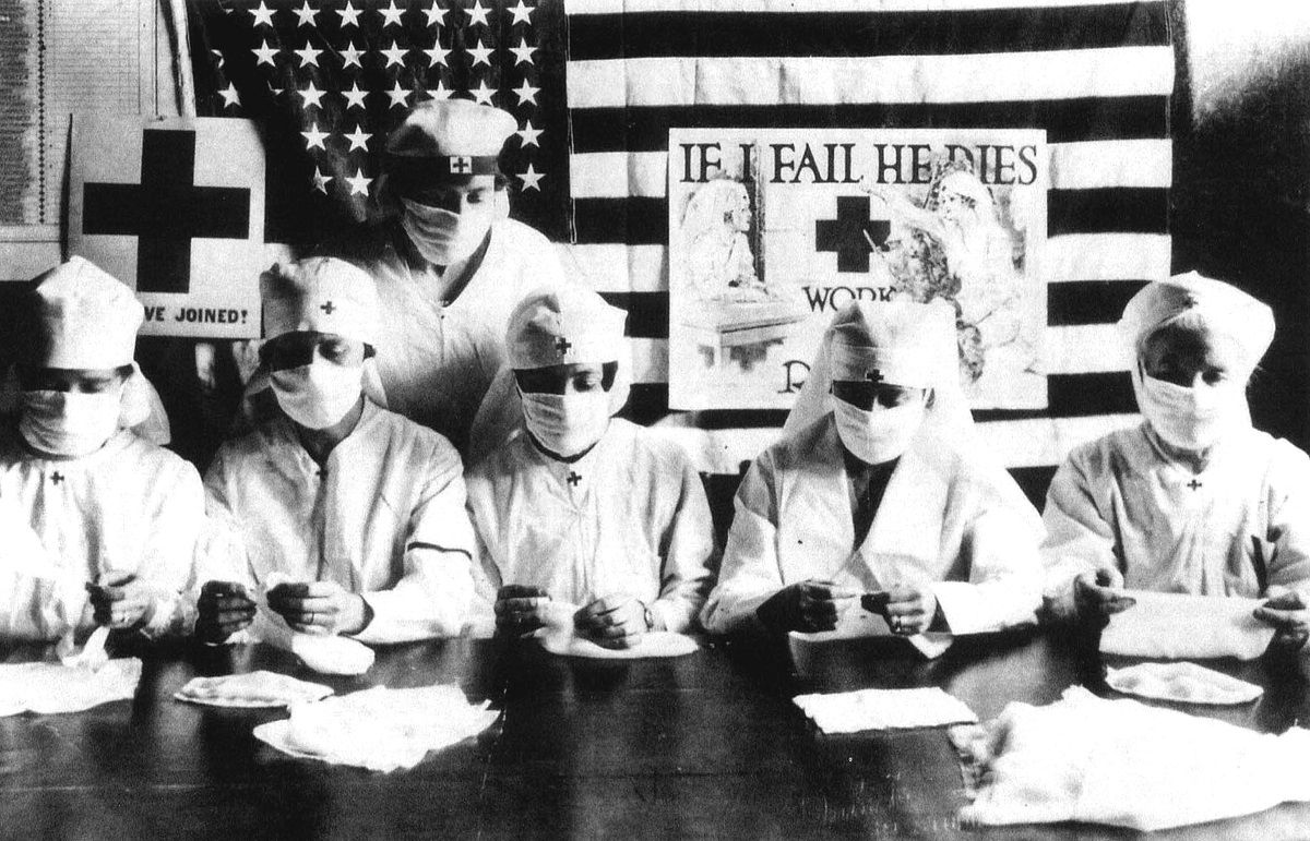 UNSPECIFIED - JANUARY 27:  Red Cross volunteers fighting against the spanish flu epidemy in United States in 1918  (Photo by Apic/Getty Images) (Apic / Getty Images)