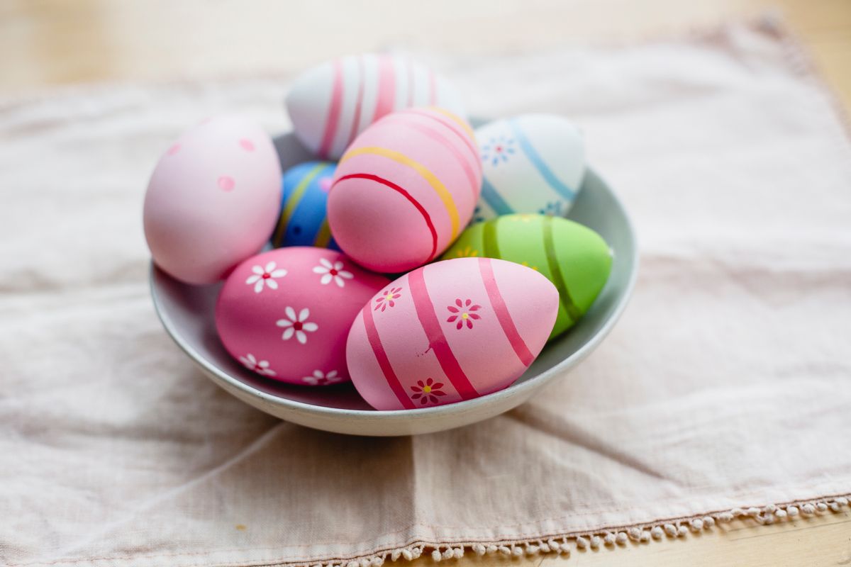 Decorated easter eggs in a bowl (Getty Images/Stock photo)