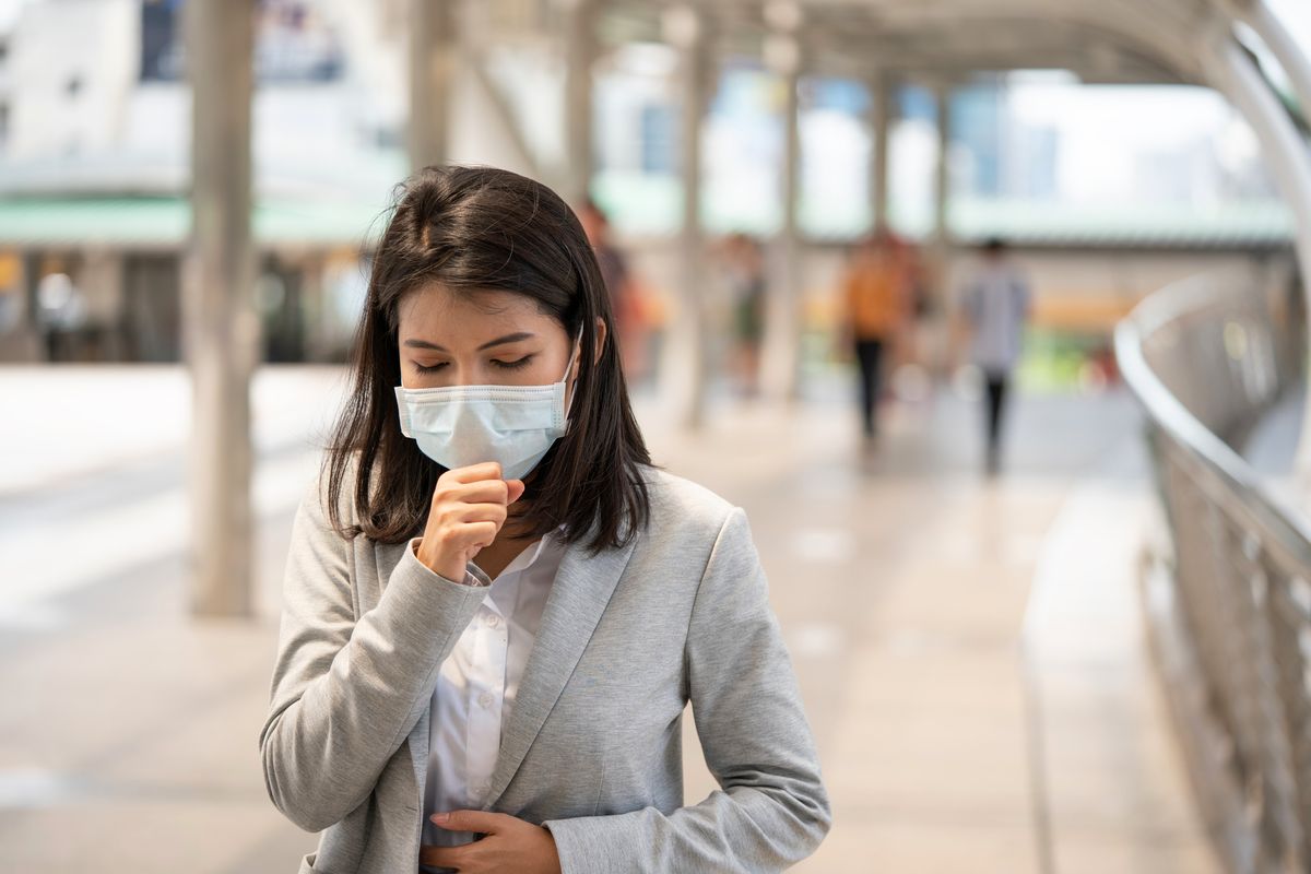 Young woman with face mask in the street (Getty Images/Stock photo)