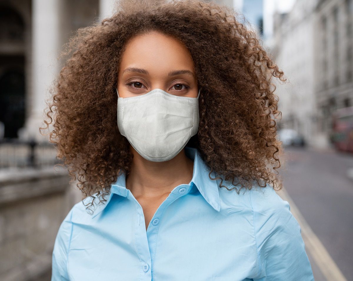 Portrait of a black business woman wearing a facemask to avoid COVID-19 â Pandemic concepts (Getty Images / andresr)