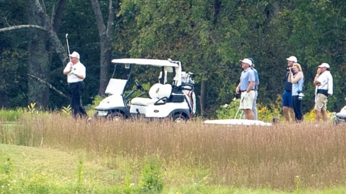 Trump golfing on Nov. 7, courtesy of CNBC journalist Amanda Macias' Twitter.