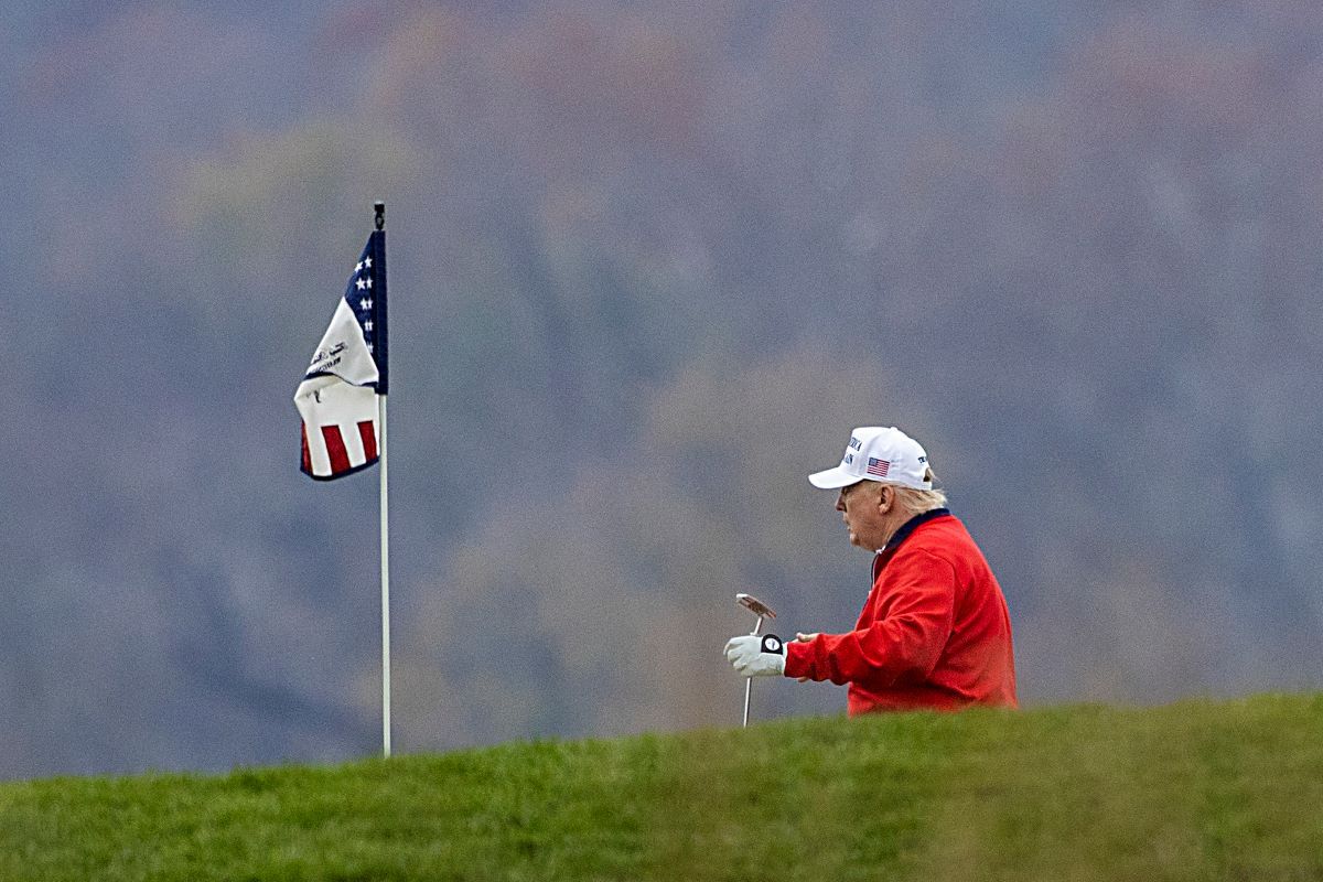 STERLING, VIRGINIA - NOVEMBER 21: US President Donald Trump golfs at Trump National Golf Club on November 21, 2020in Sterling, Virginia. Trump went golfing as he continues to challenge the results of the 2020 Presidential election. (Photo by STERLING, VIRGINIA - NOVEMBER 21: US President Donald Trump golfs at Trump National Golf Club on November 21, 2020in Sterling, Virginia. Trump went golfing as he continues to challenge the results of the 2020 Presidential election. (Photo by Tasos Katopodis/Getty Images)) (Tasos Katopodis/Getty Images)