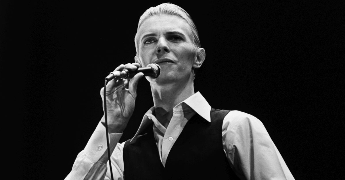 ROTTERDAM, HOLLAND - 13th MAY: David Bowie performs live at Ahoy, Rotterdam on May 13 1976 on the final leg of his 1976 Thin White Duke World Tour. (Photo by Gijsbert Hanekroot/Redferns) (Getty Images)