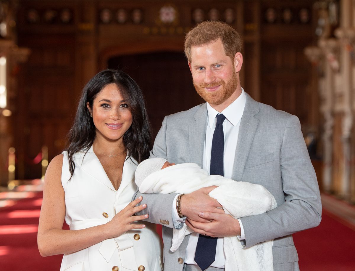 WINDSOR, ENGLAND - MAY 08: Prince Harry, Duke of Sussex and Meghan, Duchess of Sussex, pose with their newborn son Archie Harrison Mountbatten-Windsor during a photocall in St George's Hall at Windsor Castle on May 8, 2019 in Windsor, England. The Duchess of Sussex gave birth at 05:26 on Monday 06 May, 2019. (Photo by Dominic Lipinski - WPA Pool/Getty Images) (Dominic Lipinski - WPA Pool/Getty Images)