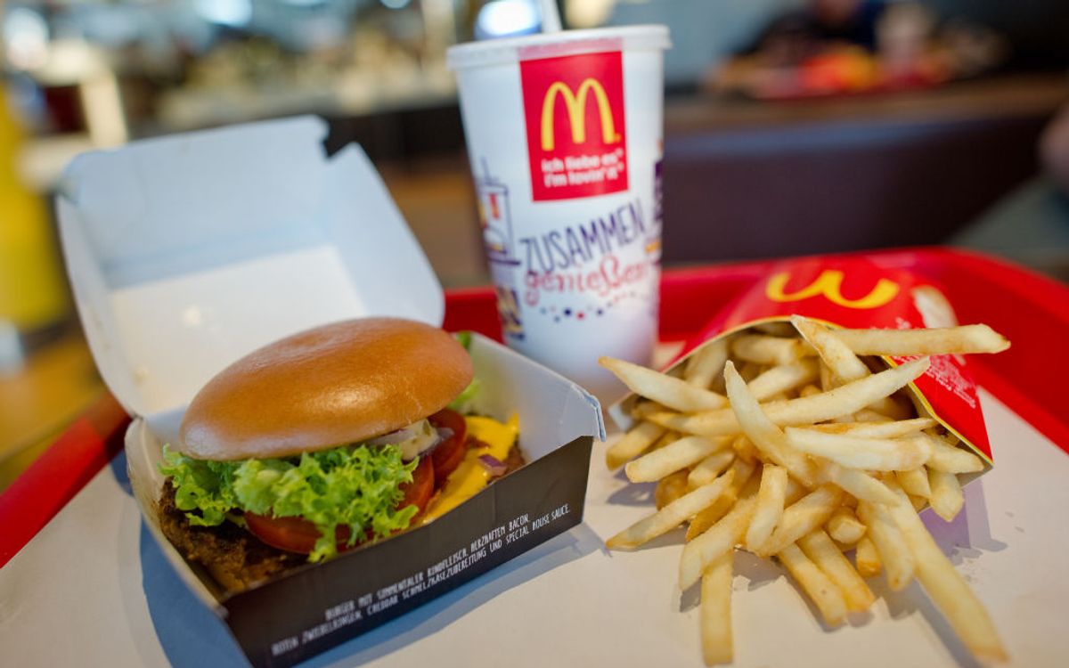 ILLUSTRATION - A large portion of French fries, a Bacon Clubhouse Beef Burger and a large size coke are on display on a tray at a branch restaurant of fast food chain McDonald's in Muehlheim am Main, Germany, 22 April 2015. Photo: Christoph Schmidt/dpa | usage worldwide   (Photo by Christoph Schmidt/picture alliance via Getty Images) (Christoph Schmidt/picture alliance via Getty Images)