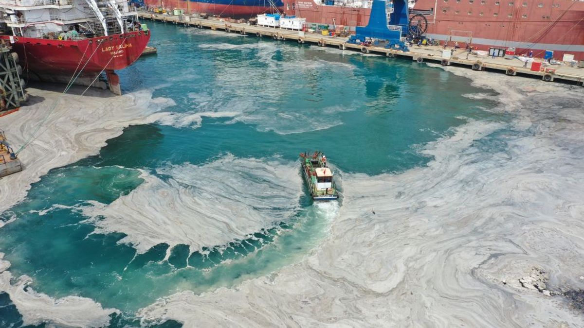YALOVA, TURKEY - JUNE 08: A drone photo shows a cleaning process for removing of mucilage also known colloquially as sea snot invading the Marmara Sea, at a shipyard region in Altinova district of Yalova, Turkey on June 08, 2021. Turkish Environment and Urbanization Ministry authorities initiate "Marmara Sea Action Plan" involving public sector, academics networks, municipalities and NGOs to clean-up the Marmara Sea. (Photo by Erhan Erdogan/Anadolu Agency via Getty Images) (Erhan Erdogan/Anadolu Agency via Getty Images)