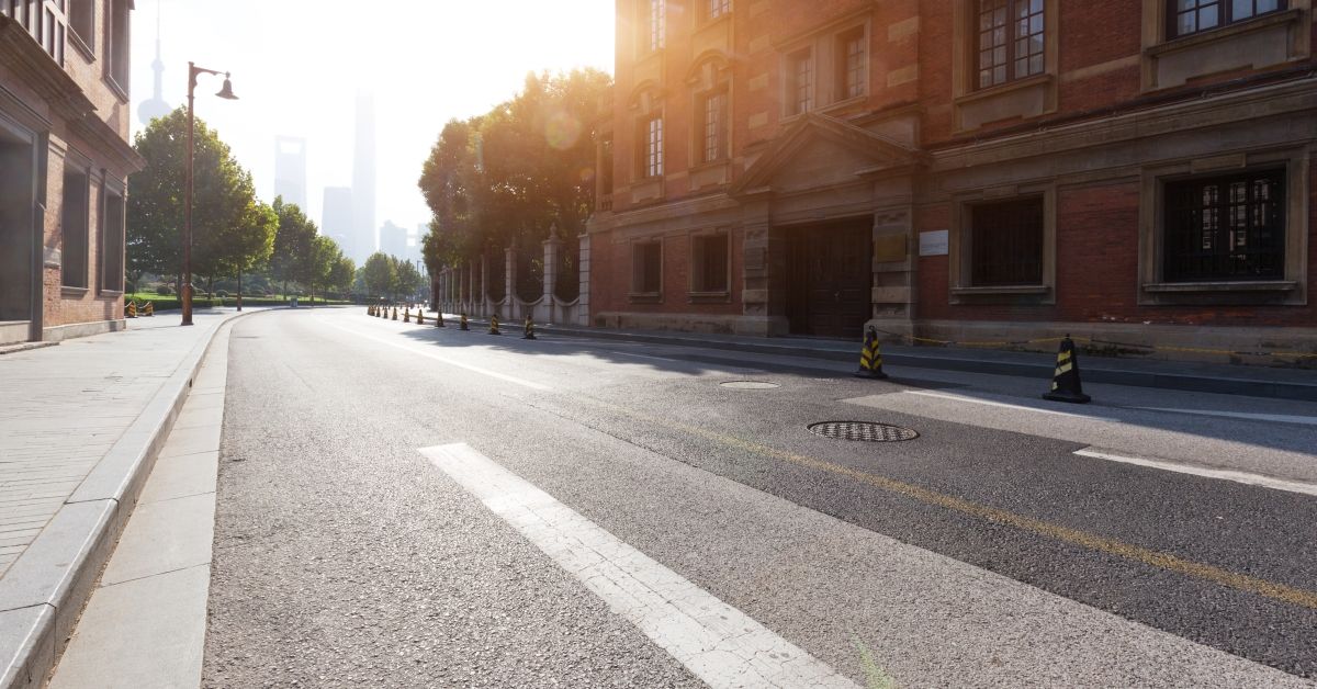 empty asphalt road in midtown of shanghai in morning (Getty Images/Stock photo)