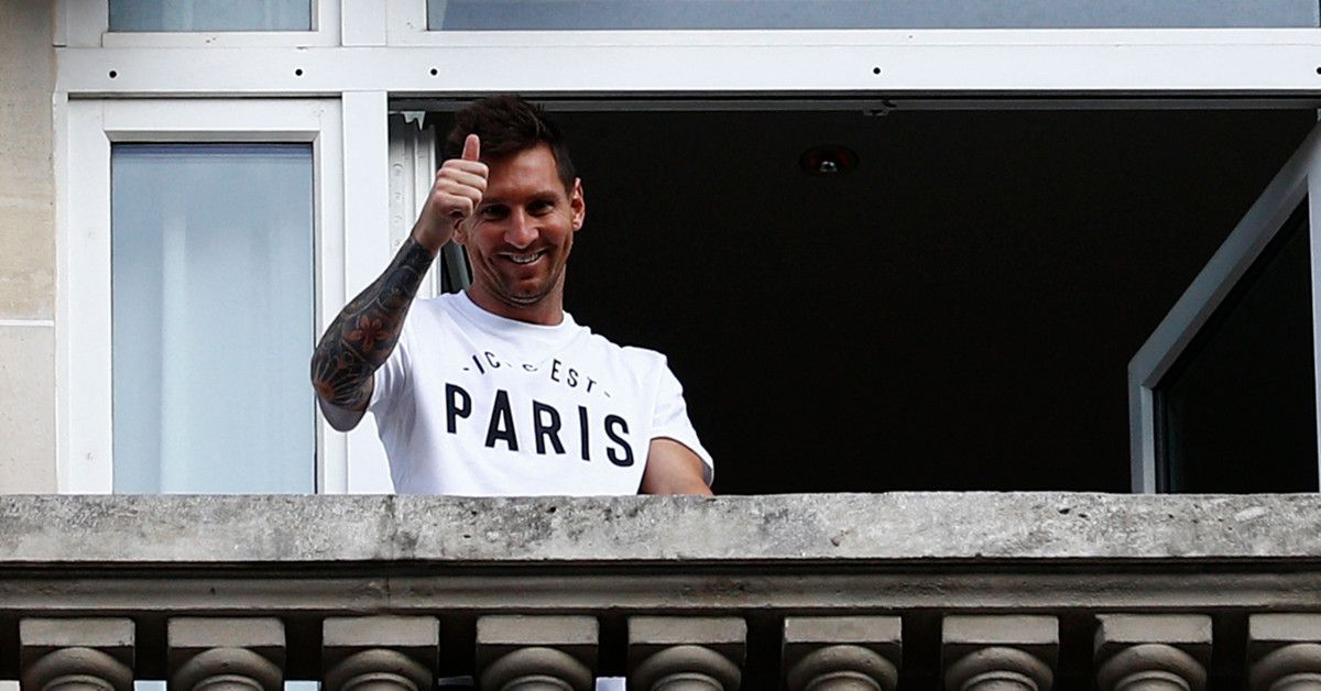 Argentinian football player Lionel Messi waves at fans from a balcony of the Royal Monceau hotel in Paris on August 10, 2021, as the football legend is expected to sign an initial two-year deal with Paris Saint-Germain football club following his departure from boyhood club Barcelona. (Photo by Sameer Al-DOUMY / AFP) (Photo by SAMEER AL-DOUMY/AFP via Getty Images) (Sameer al-Doumy/AFP via Getty Images)