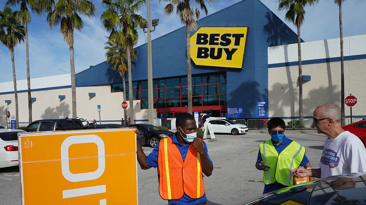 ORLANDO, FLORIDA, UNITED STATES - 2020/11/27: Employees bring a television to Steve Steward's car at a Best Buy store on Black Friday, traditionally one of the busiest shopping days of the year. Crowds are smaller this year due to the increasing popularity of on-line shopping amid concerns about the COVID-19 pandemic. (Photo by Paul Hennessy/SOPA Images/LightRocket via Getty Images) (Paul Hennessy/SOPA Images/LightRocket via Getty Images)