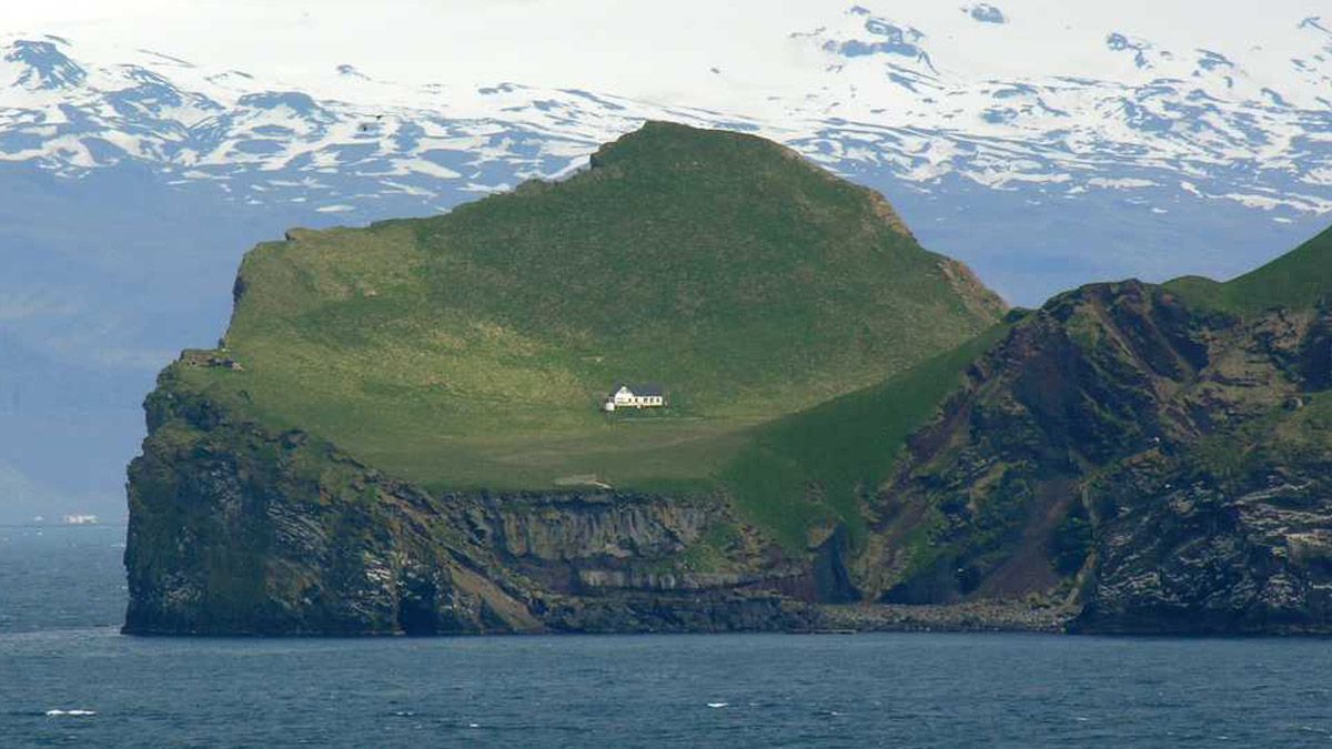 At Snopes we debunked the myths behind Elliðaey in Iceland also known as the so-called world's loneliest house. (Hansueli Krapf/Wikimedia Commons)