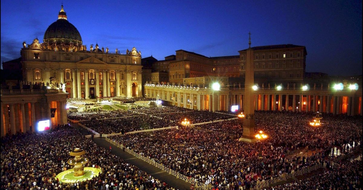 VATICAN - OCTOBER 16:  As pontiff asking tens of thousands of pilgrims to pray for him, saying his future rested in the hands of God in Rome, Italy on October 16th, 2003.  (Photo by Eric VANDEVILLE/Gamma-Rapho via Getty Images) (Eric VANDEVILLE/Gamma-Rapho via Getty Images)