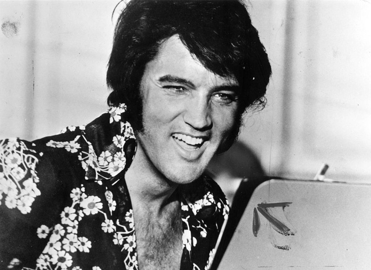circa 1975:  American popular singer and film star Elvis Presley (1935 - 1977), to his fans the undisputed 'King of Rock 'n' Roll'.  (Photo by Keystone/Getty Images) (Keystone/Getty Images)