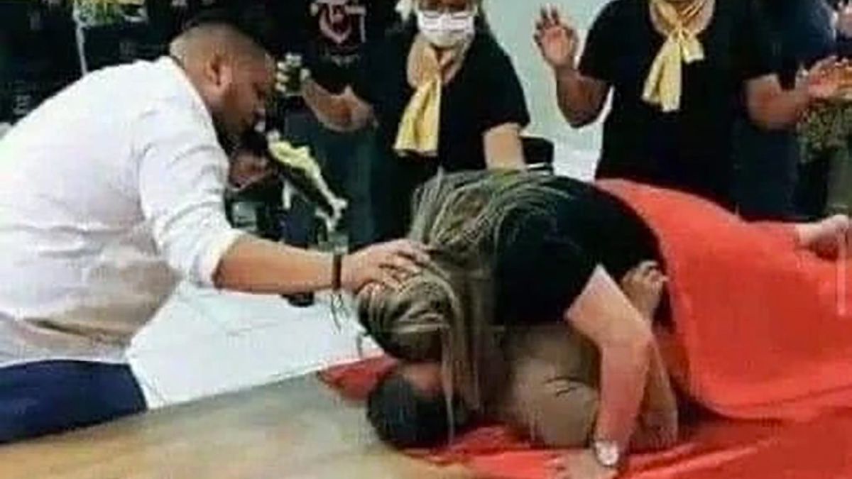 A picture did not show a couple unable to have children has intercourse in the middle of an evangelical worship service to receive God's blessing nor did it show a pastor asking a married couple struggling to conceive to have sex inside church and in full view of congregation so that they can also pray for them to conceive. (Facebook)