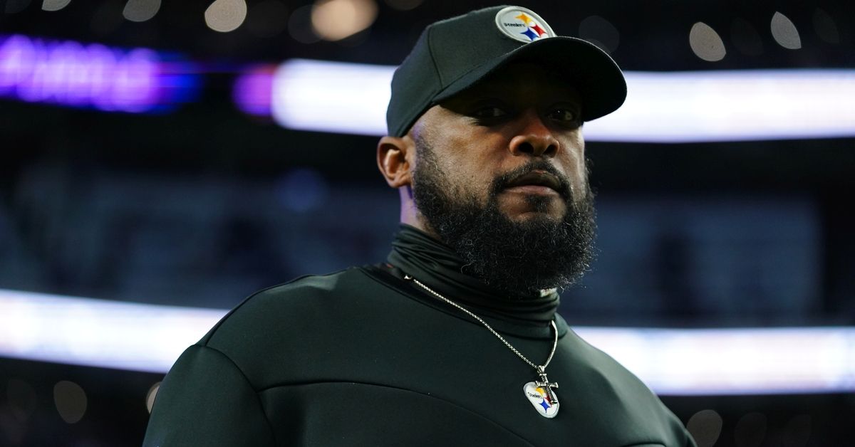 MINNEAPOLIS, MINNESOTA - DECEMBER 09: Pittsburgh Steelers head coach Mike Tomlin walks the field during warmups against the Minnesota Vikings prior to an NFL game at U.S. Bank Stadium on December 09, 2021 in Minneapolis, Minnesota. (Photo by Cooper Neill/Getty Images) (Cooper Neill/Getty Images)