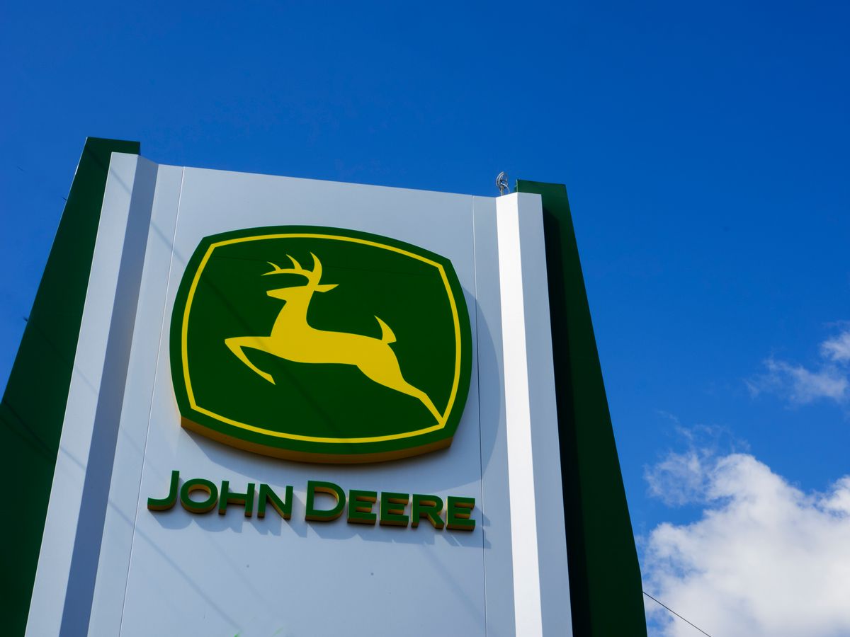 RIVNE, UKRAINE - 2017/08/29: John Deere sign seen on a panel. John Deere is an American corporation that manufactures agricultural, construction, and forestry machinery, diesel engines. (Photo by Igor Golovniov/SOPA Images/LightRocket via Getty Images) (Igor Golovniov/SOPA Images/LightRocket via Getty Images)