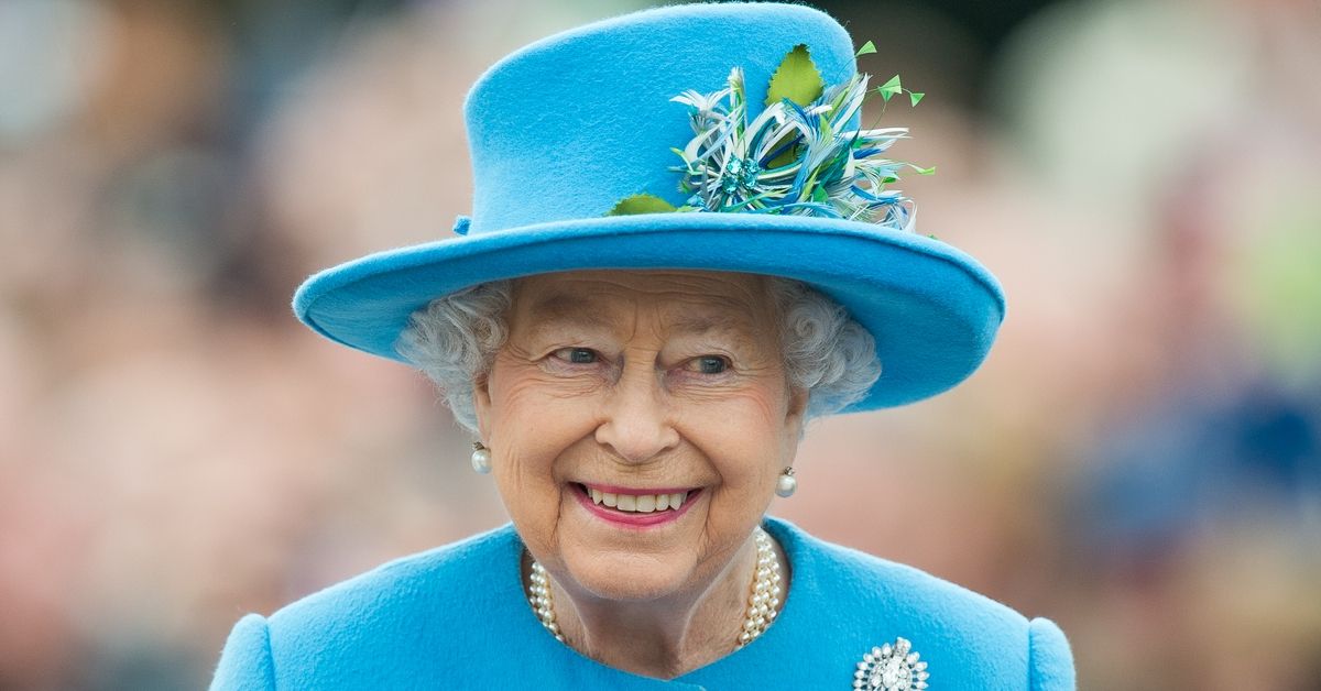 POUNDBURY, DORSET - OCTOBER 27:  Queen Elizabeth II tours Queen Mother Square on October 27, 2016 in Poundbury, Dorset.  (Photo by Samir Hussein/WireImage) (Getty Images)