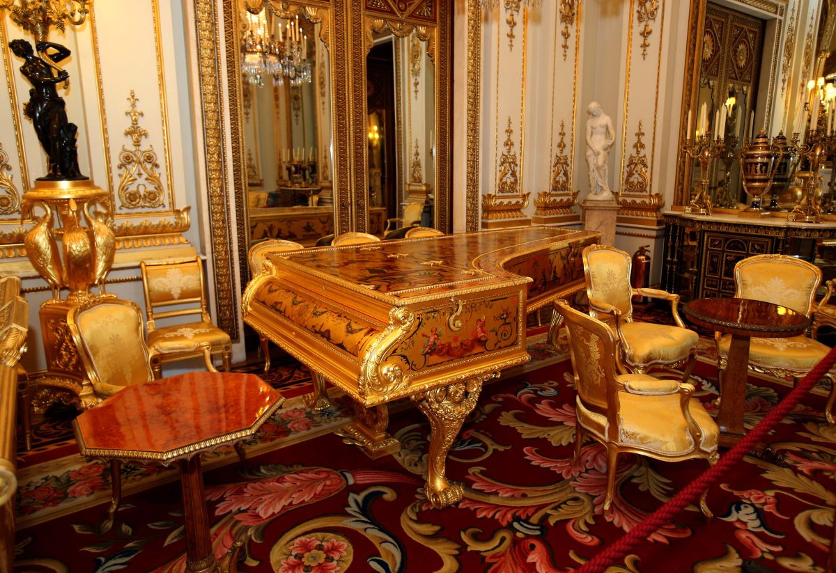 LONDON, Sept.7 2015-- Photo taken on Sept. 7, 2015 shows the piano in the White Drawing Room of the Buckingham Palace in London, capital of Britain. The Buckingham Palace has served as the official London residence of Britain's sovereigns since 1837 and today is the administrative headquarters of the Monarch. (Xinhua/Han Yan via Getty Images) (Xinhua/Han Yan via Getty Images)