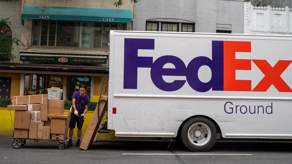 A FedEx employee loads a cart with packages for deliveries August 5, 2022 in New York City. (Photo by Robert Nickelsberg/Getty Images) (Robert Nickelsberg (Getty Images))