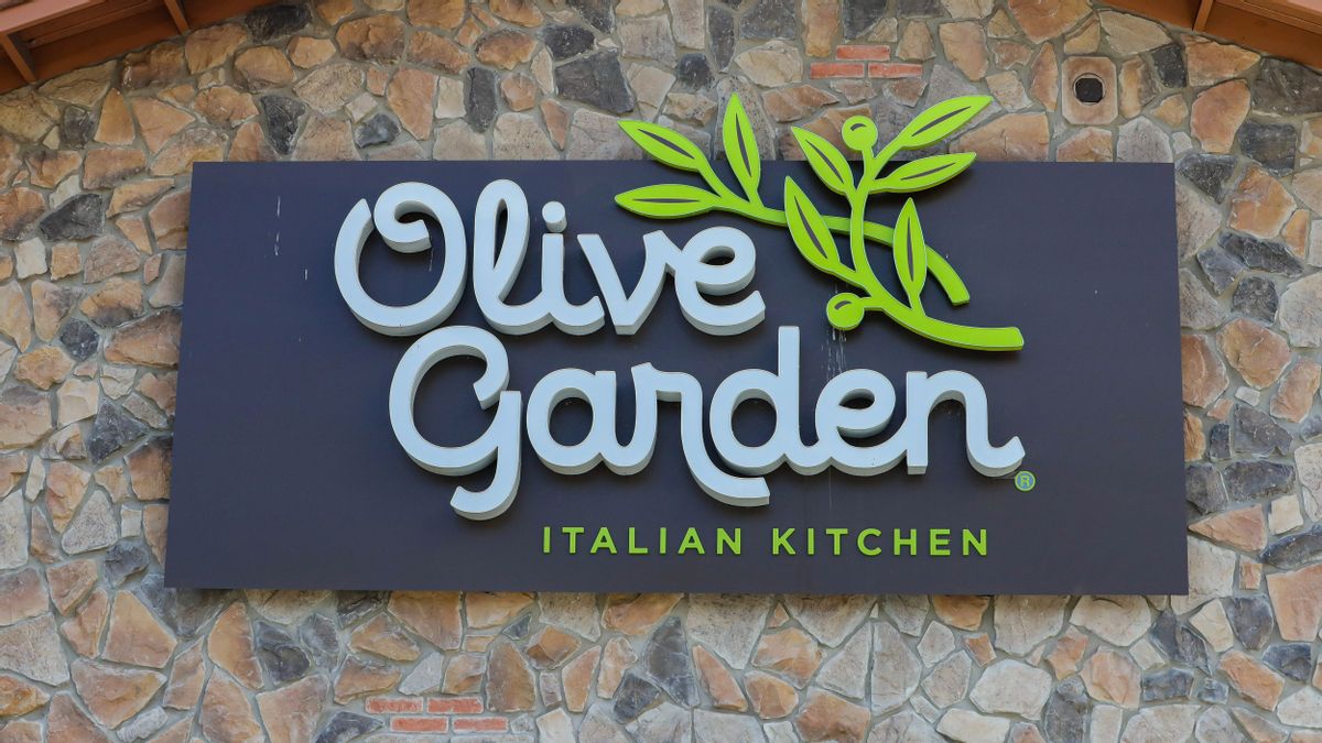 The Olive Garden logo is seen at the restaurant near Bloomsburg, Pennsylvania. (Photo by Paul Weaver/SOPA Images/LightRocket via Getty Images) (Paul Weaver/SOPA Images/LightRocket via Getty Images)