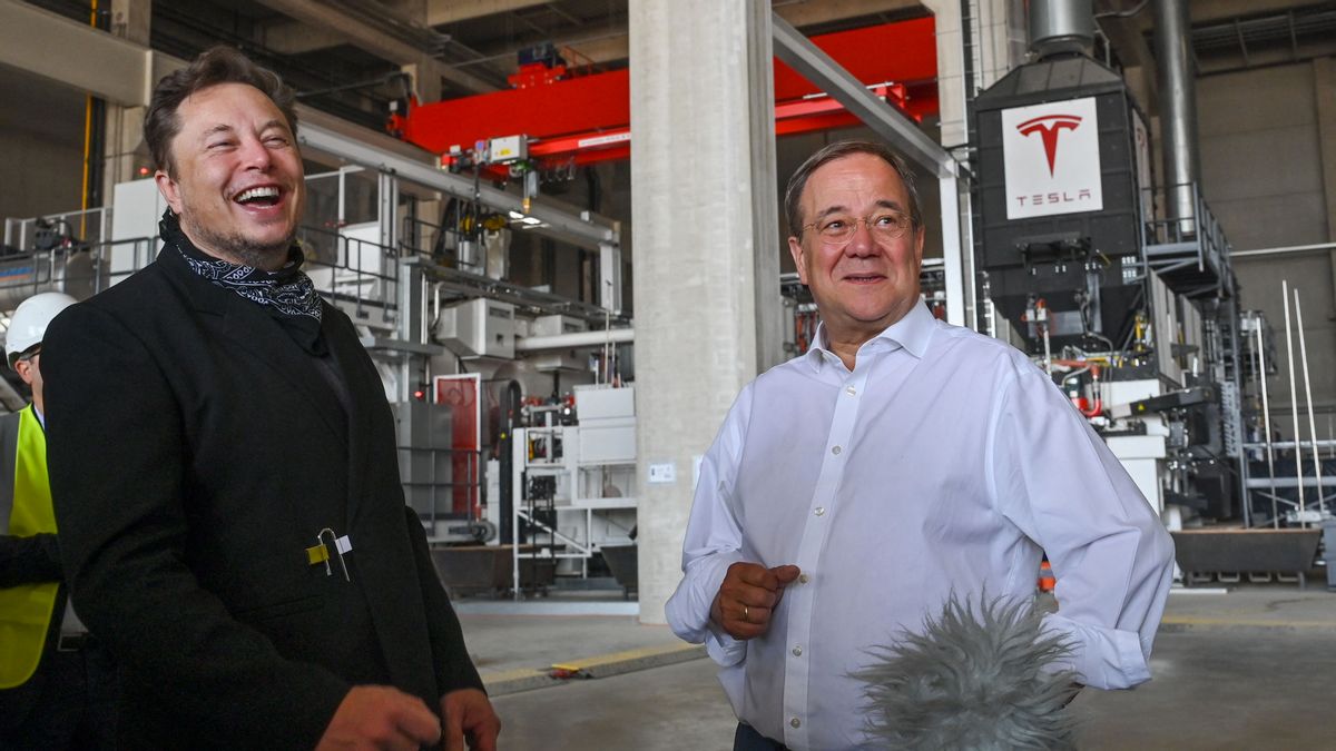 Elon Musk and others visit the future foundry of the Tesla Gigafactory plant under construction, on Aug. 13, 2021, in Gruenheide near Berlin, eastern Germany. (Photo by PATRICK PLEUL/POOL/AFP via Getty Images) (PATRICK PLEUL/POOL/AFP via Getty Images)
