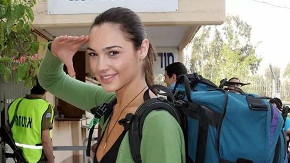 Does a Photo Show 'Wonder Woman' Actor Gal Gadot Turning Up to Serve in the  Israel Defense Forces? | Snopes.com