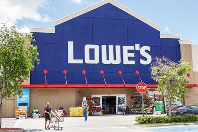 A scam email claimed to give a $100 Lowe's gift card for anyone who took a survey.