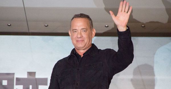 Is This a Photograph of Tom Hanks Wearing an Anti-Trump T-Shirt ...