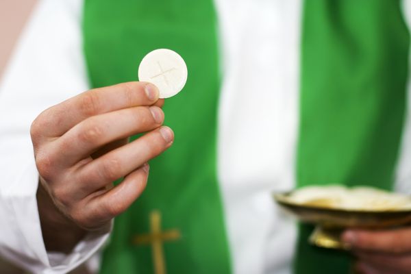 Communion and clergyman. (Getty Images)
