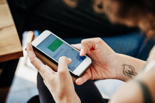 Bank alert text scams target potential victims with phishing links and pretend to be big name banks like Citibank, Bank of America, Wells Fargo, and others.